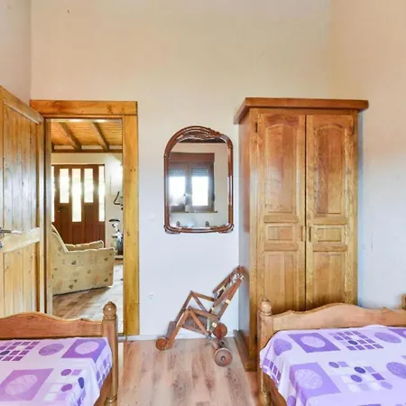 House Imun - Three Bedroom House With Pool