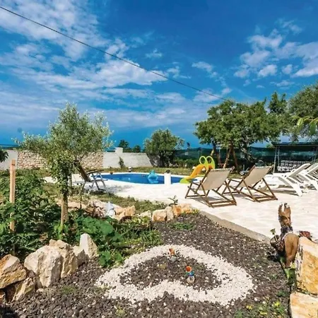 House Imun - Three Bedroom House With Pool