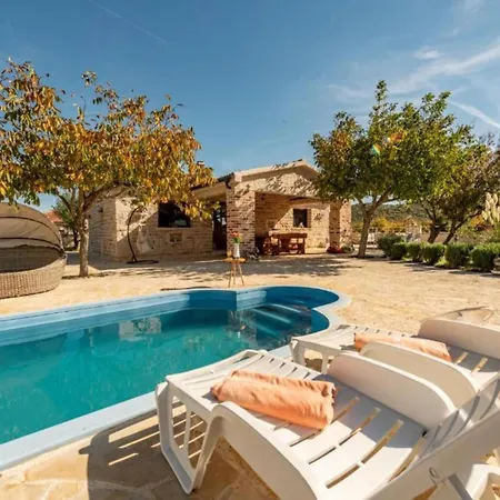 House Imun - Three Bedroom House With Pool *