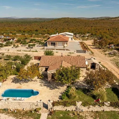 House Imun - Three Bedroom House With Pool