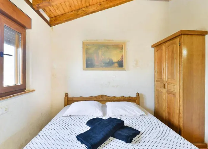 House Imun - Three Bedroom House With Pool بيت للعطل *