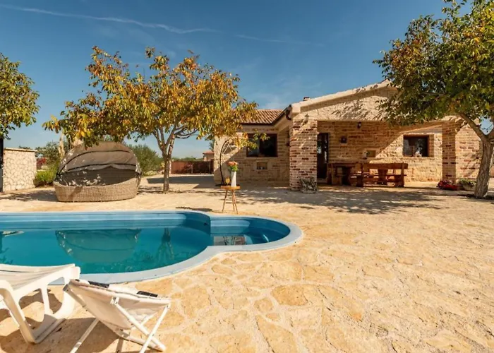 بيت للعطل House Imun - Three Bedroom House With Pool