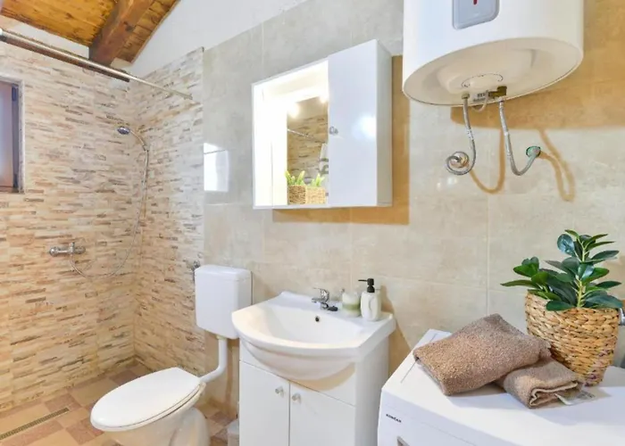 House Imun - Three Bedroom House With Pool بيت للعطل
