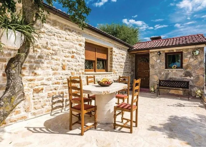 House Imun - Three Bedroom House With Pool بيت للعطل *