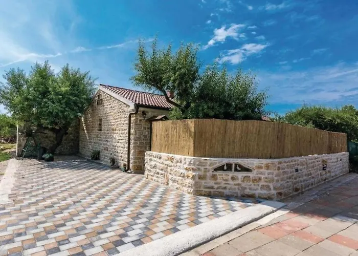 بيت للعطل House Imun - Three Bedroom House With Pool
