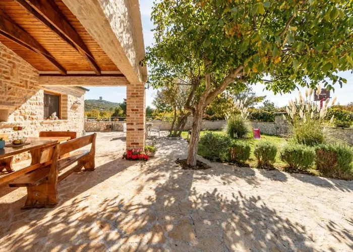 House Imun - Three Bedroom House With Pool *