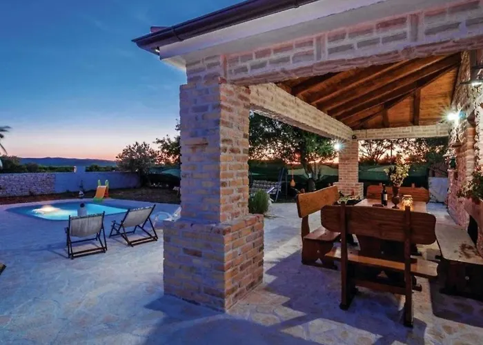 House Imun - Three Bedroom House With Pool بيت للعطل