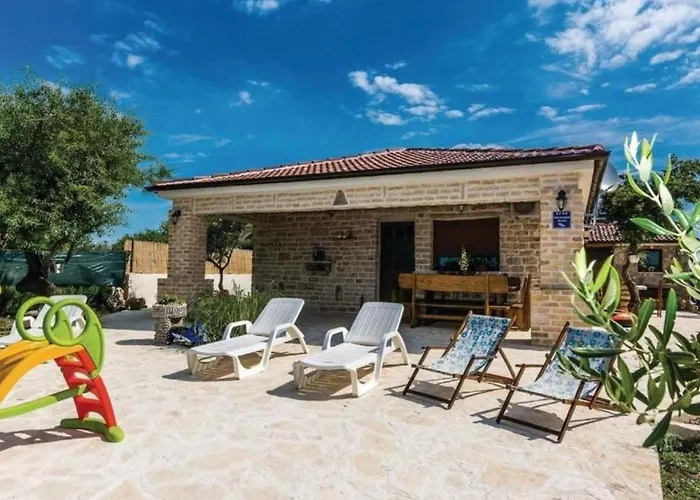 House Imun - Three Bedroom House With Pool بيت للعطل Stankovci (Zadar)