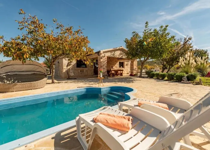 House Imun - Three Bedroom House With Pool *