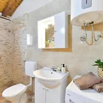 House Imun - Three Bedroom House With Pool 펜션
