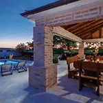 House Imun - Three Bedroom House With Pool 펜션