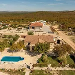 House Imun - Three Bedroom House With Pool