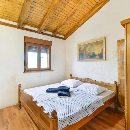 House Imun - Three Bedroom House With Pool *