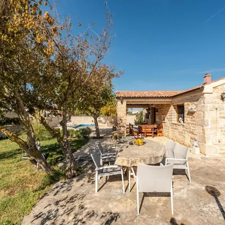 House Imun - Three Bedroom House With Pool Casa vacanze