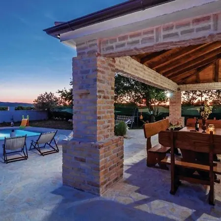 House Imun - Three Bedroom House With Pool Casa vacanze