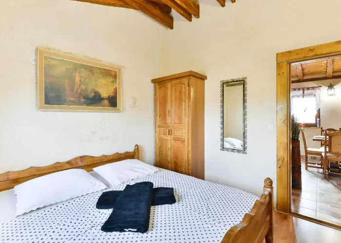 House Imun - Three Bedroom House With Pool