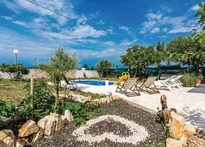 House Imun - Three Bedroom House With Pool