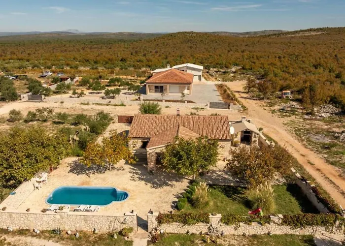 House Imun - Three Bedroom House With Pool